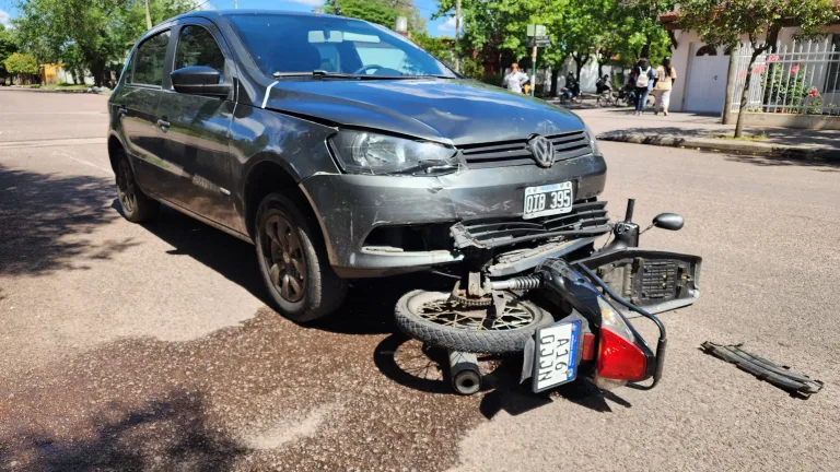 Siniestro vial en General Pico: joven de 22 años trasladada al hospital tras choque entre auto y moto