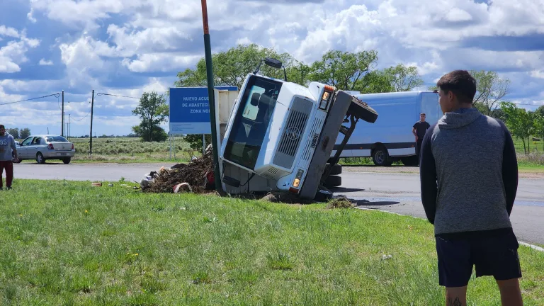 Un camión de la Municipalidad de General Pico volcó en la rotonda camino a Trebolares