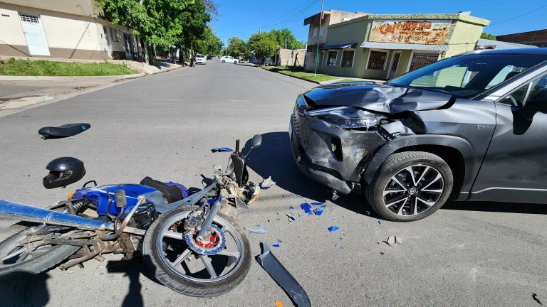 Accidente en 116 y 11 deja a un motociclista con una posible fractura