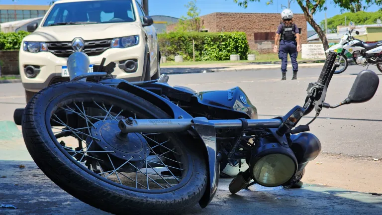 Un auto y una moto protagonizaron un siniestro vial en calle 19 y 28