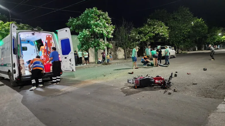 Siniestro vial en calle 5 y 102: un Joven con traumatismo de cráneo fue trasladado de urgencia