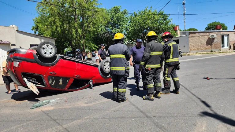 Choque y vuelco en la intersección de las calles 34 y 111: sin heridos