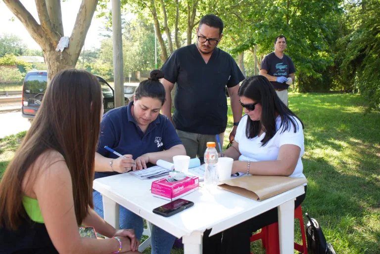 Continúa la campaña municipal contra la garrapata y la vacunación antirrábica: mirá los barrios
