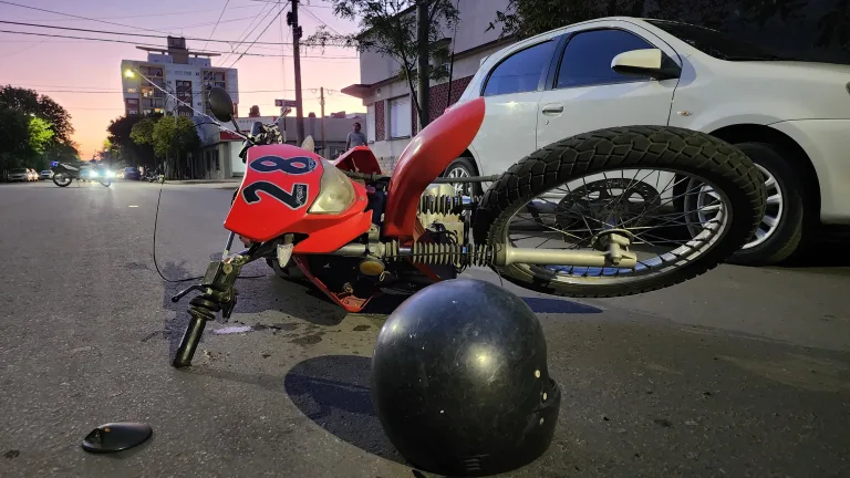 Madre e hija hospitalizadas tras caer de su moto por un cable colgante en plena calle 5