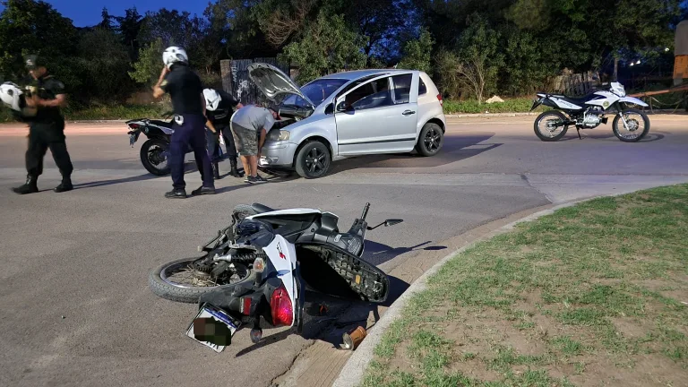 Accidente entre moto y auto, deja un joven con una lesión en la cadera