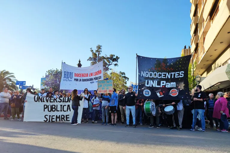 Masiva marcha en La Pampa contra el veto de Milei al financiamiento universitario