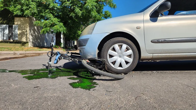 Atropellan a una ciclista de 15 años en la intersección de calles 29 y 26: fue hospitalizada