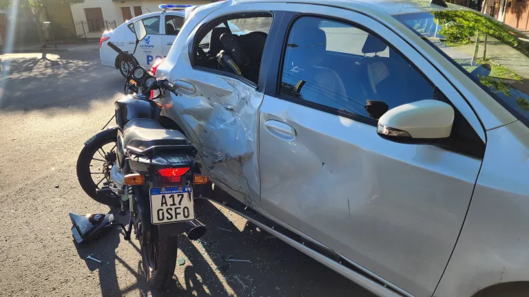 Motociclista asistido tras colisión en Calle 2 entre 5 y 7