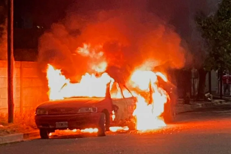 Dos autos quedaron destruidos tras prenderse fuego en General Pico: investigan si fue intencional