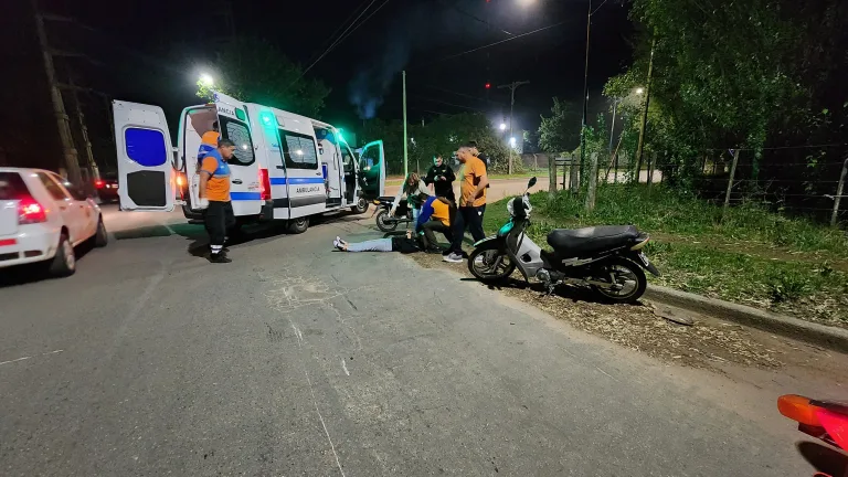 Dos accidentes nocturnos en la ciudad: un ciclista y una joven en moto, hospitalizadas