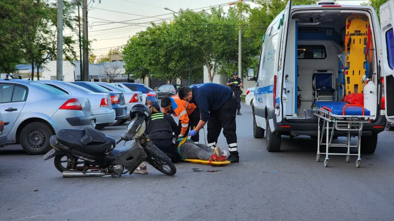 Accidente en Calle 5: motociclista hospitalizada tras chocar contra auto estacionado