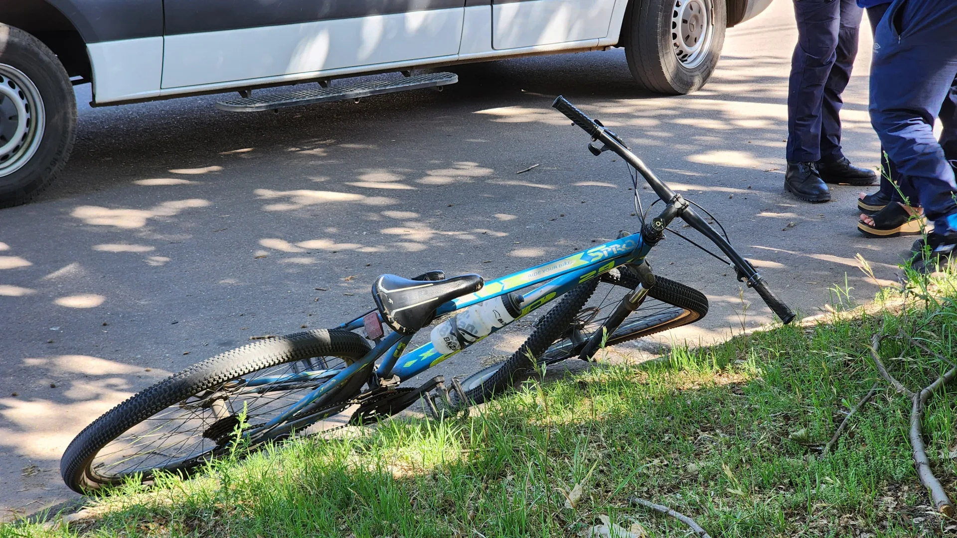 Colisión en Calle 101 y 104: joven ciclista hospitalizado tras impacto con un vehículo