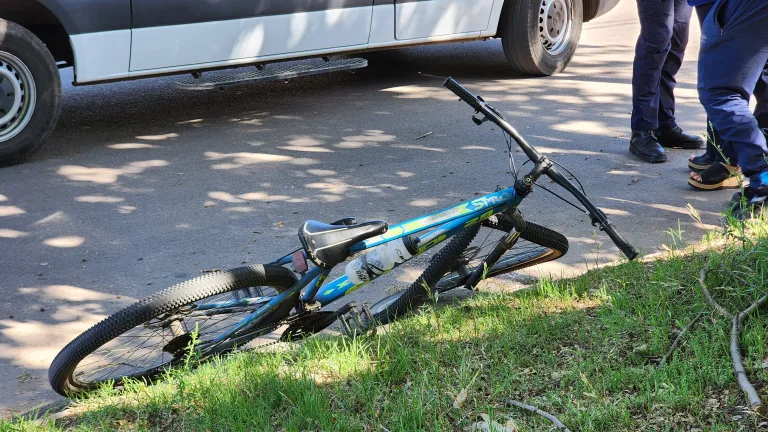 Colisión en Calle 101 y 104: joven ciclista hospitalizado tras impacto con un vehículo