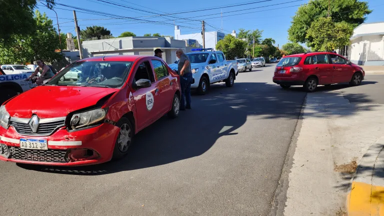 General Pico: dos accidentes de tránsito en simultáneo dejaron una ciclista hospitalizado y chapas rotas
