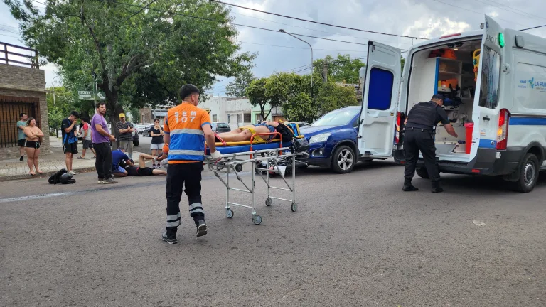 Grave accidente en calle 24 y 3: un joven sufrió fractura de tibia y peroné