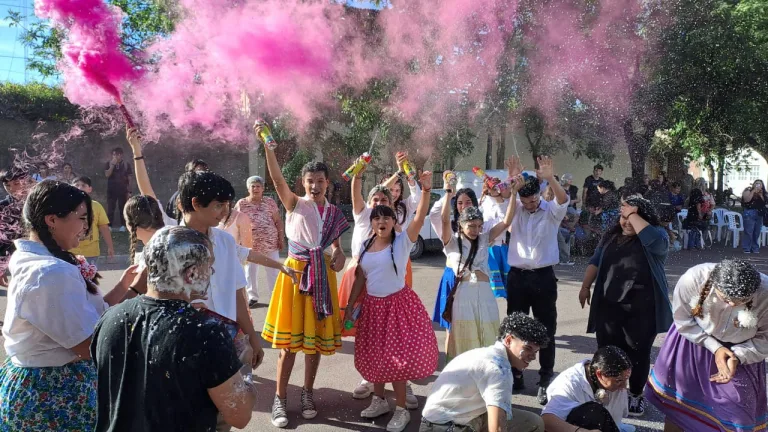 Día de la Tradición en el Colegio Zampieri y Quaglini de Pico: ¡Emoción y baile en las calles!”