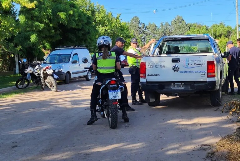 Robo frustrado: padre e hijo detenidos con dólares robados encima tras ser sorprendidos saliendo de una vivienda