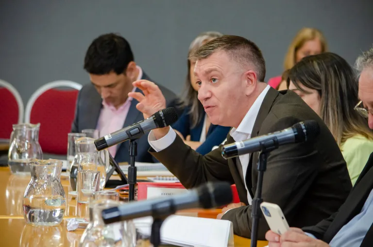 El bono de $300.000 representa un desembolso de $12.000 millones para la provincia