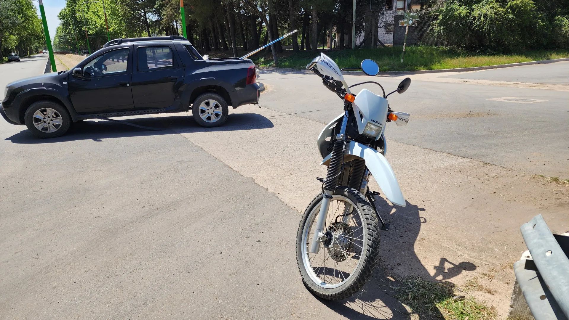 Choque entre moto y camioneta en plena avenida: trasladan a un hombre de 31 años