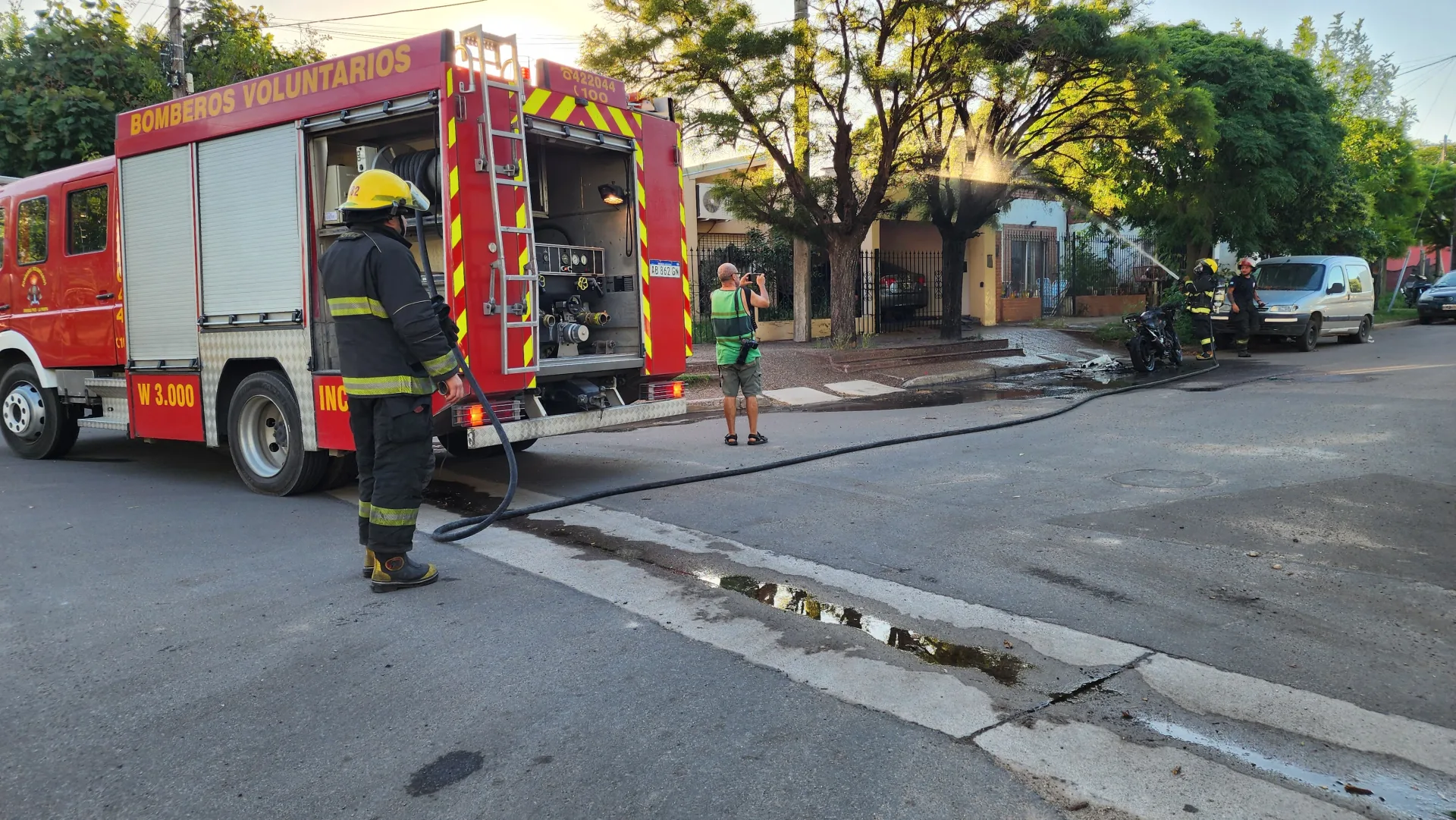El fuego destruyó una moto en la intersección de calle 118 y 17