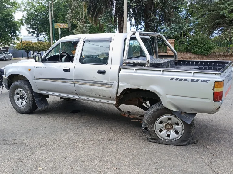Choque de camionetas en calle 14 y 25: solo chapas rotas