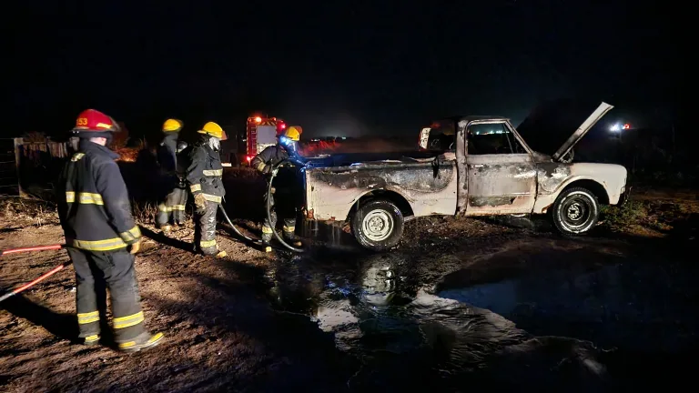 Se prendió fuego una camioneta en ruta provincial 101