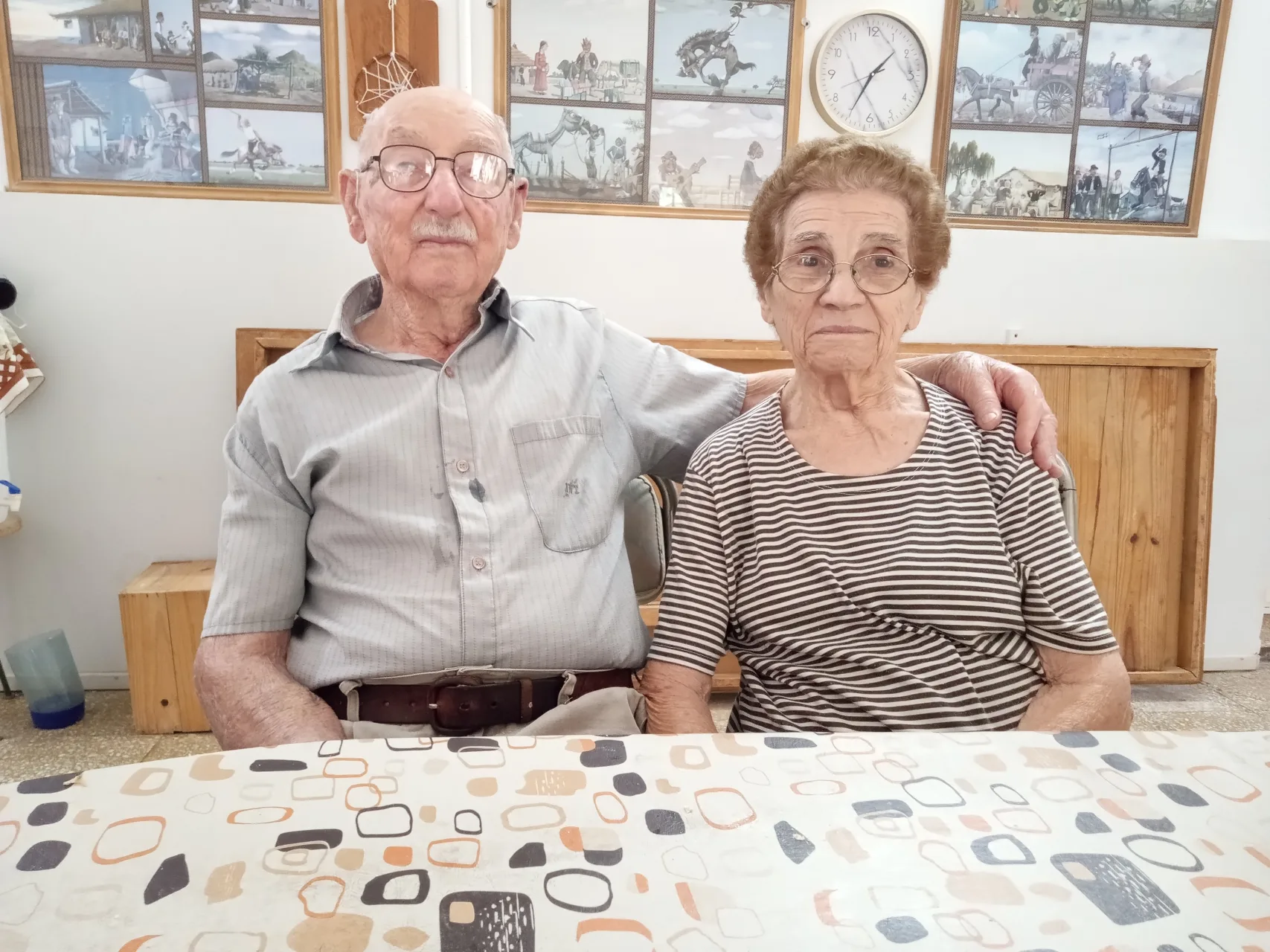 Emotiva celebración en Hilario Lagos: Roberto y Elvira festejaron 70 Años de amor en sus bodas de Titanio