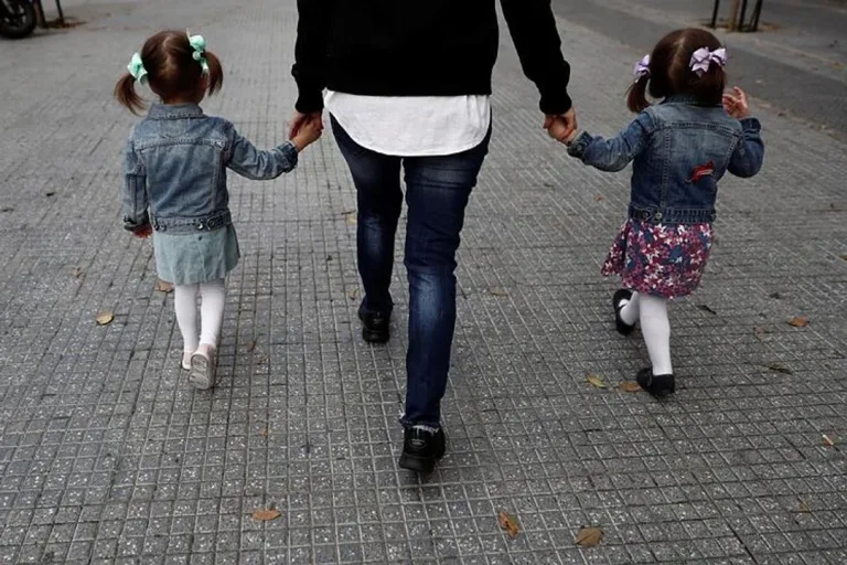 La Canasta Crianza subió un 4% en octubre y superó la inflación, informó el INDEC: ¿cuánto cuesta mantener a un hijo?