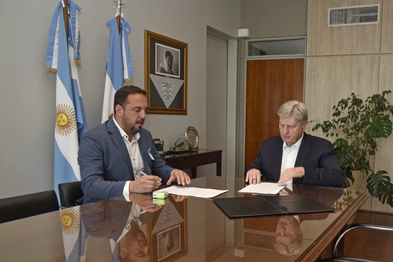 Provincia y Municipio santarroseño acuerdan garantizar transporte escolar gratuito hasta 2027