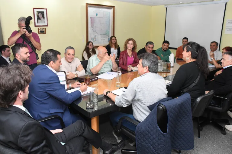 Oficial: el gobierno ofreció el bono de $300 mil y vigencia de la cláusula gatillo
