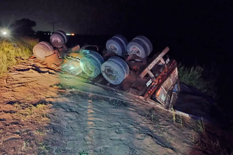 Accidente en Ruta Provincial 101: vuelco de un camión cargado de arena cerca de Speluzzi