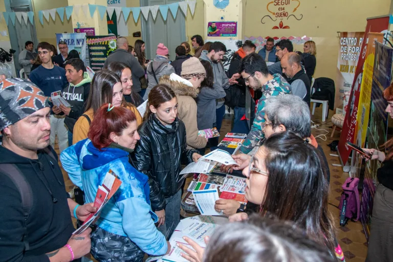 Expo carreras para adultos en la Escuela N°8
