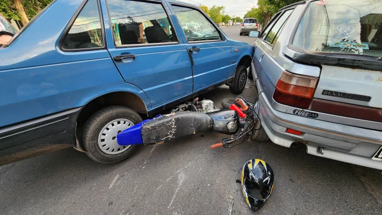 Motociclista evadió control, chocó y terminó hospitalizado