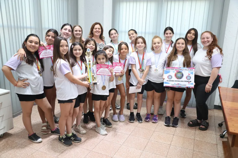 Intendenta Fernanda Alonso reconoce a pequeñas campeonas de School Dance por su éxito en el Torneo Nacional F.A.G.A