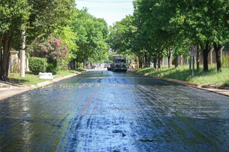 Continúan las obras de asfalto en General Pico: barrio Indios Ranqueles recibe nueva pavimentación