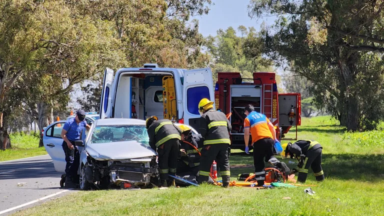 Accidente en Ruta 102: una mujer debió ser rescatada por los bomberos tras choque contra dos árboles a 3 kilómetros de General Pico