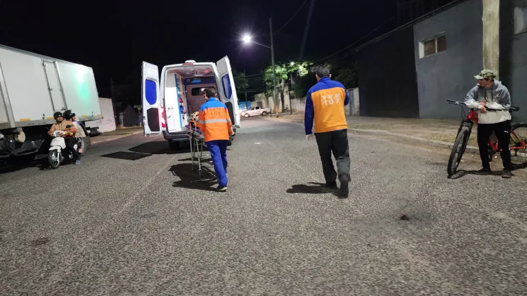 Ciclista hospitalizado tras ser embestido por un auto que se dio a la fuga
