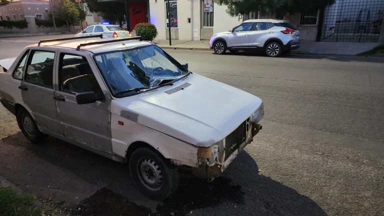 Una moto y un auto protagonizaron un siniestro vial en 20 y 25
