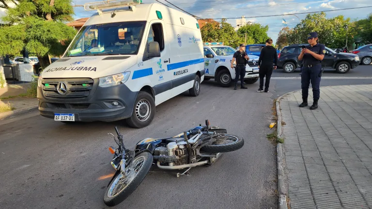 Menor al mando de moto robada atropelló a un padre y su hijo de 5 años en General Pico