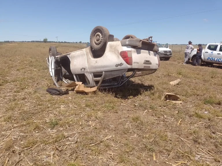 Tragedia en La Pampa: mujer fallece tras vuelco de una camioneta en el Meridiano V