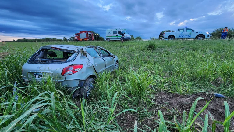 VIDEO | Dos jóvenes ilesos tras un vuelco en la Ruta Provincial 102, entre General Pico y Metileo