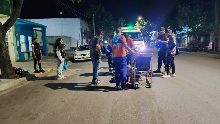 Accidente en calle 9: una joven en moto impactó contra la puerta de un taxi y fue hospitalizada
