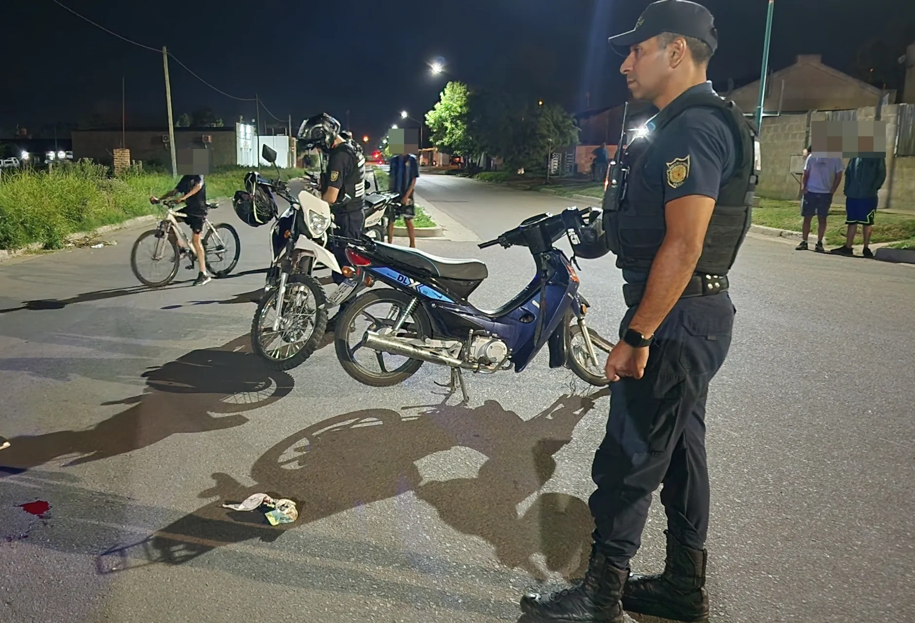 Choque entre dos motos deja a un joven hospitalizado