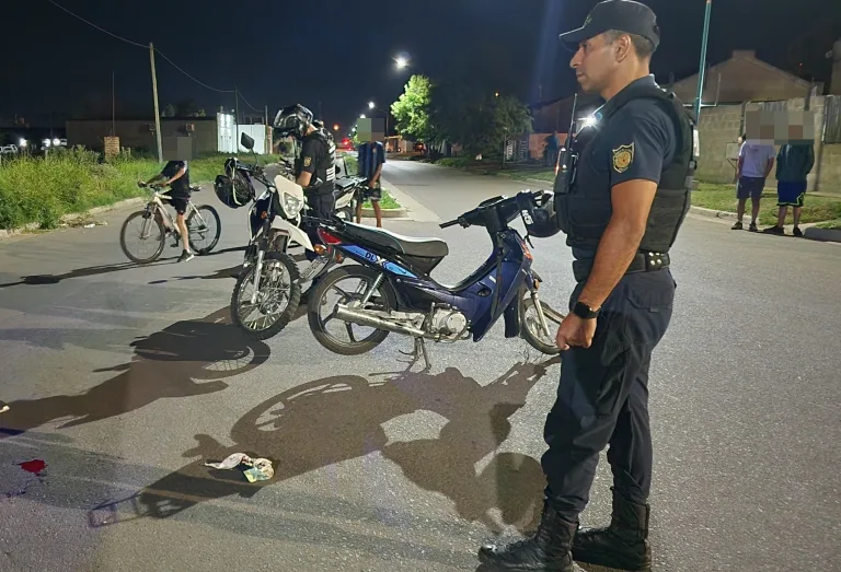 Choque entre dos motos deja a un joven hospitalizado