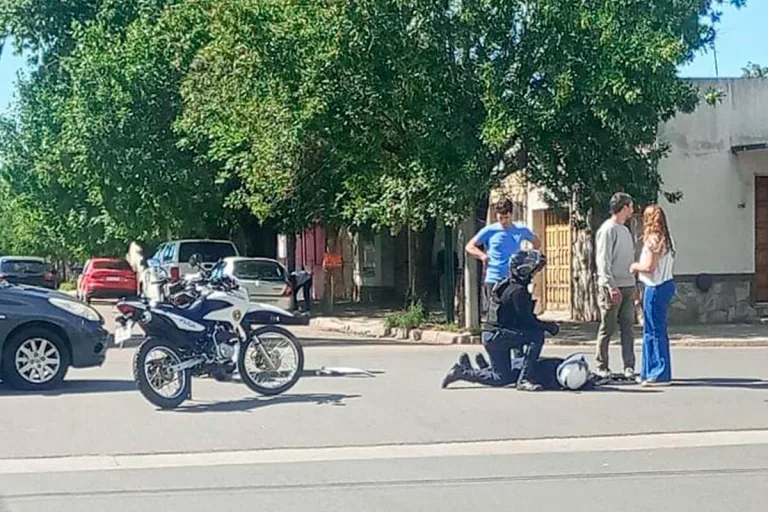 Accidente de tránsito en calle 26 y 3 involucra a policía motorizada y un Peugeot 207