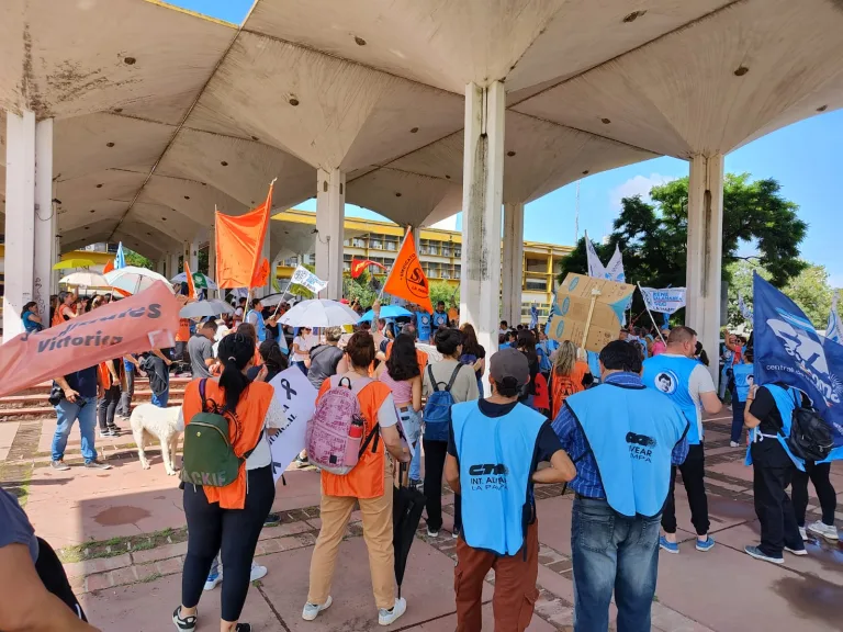 Cruces por el Paro Estatal: gremios acusan congelamiento salarial y el gobierno niega impacto de la protesta