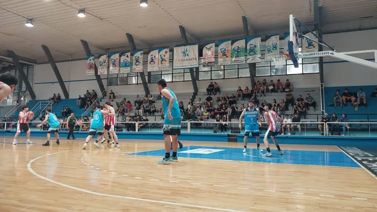 Básquet provincial: Estudiantes venció a Belgrano en el clásico santarroseño y se mantiene líder e invicto