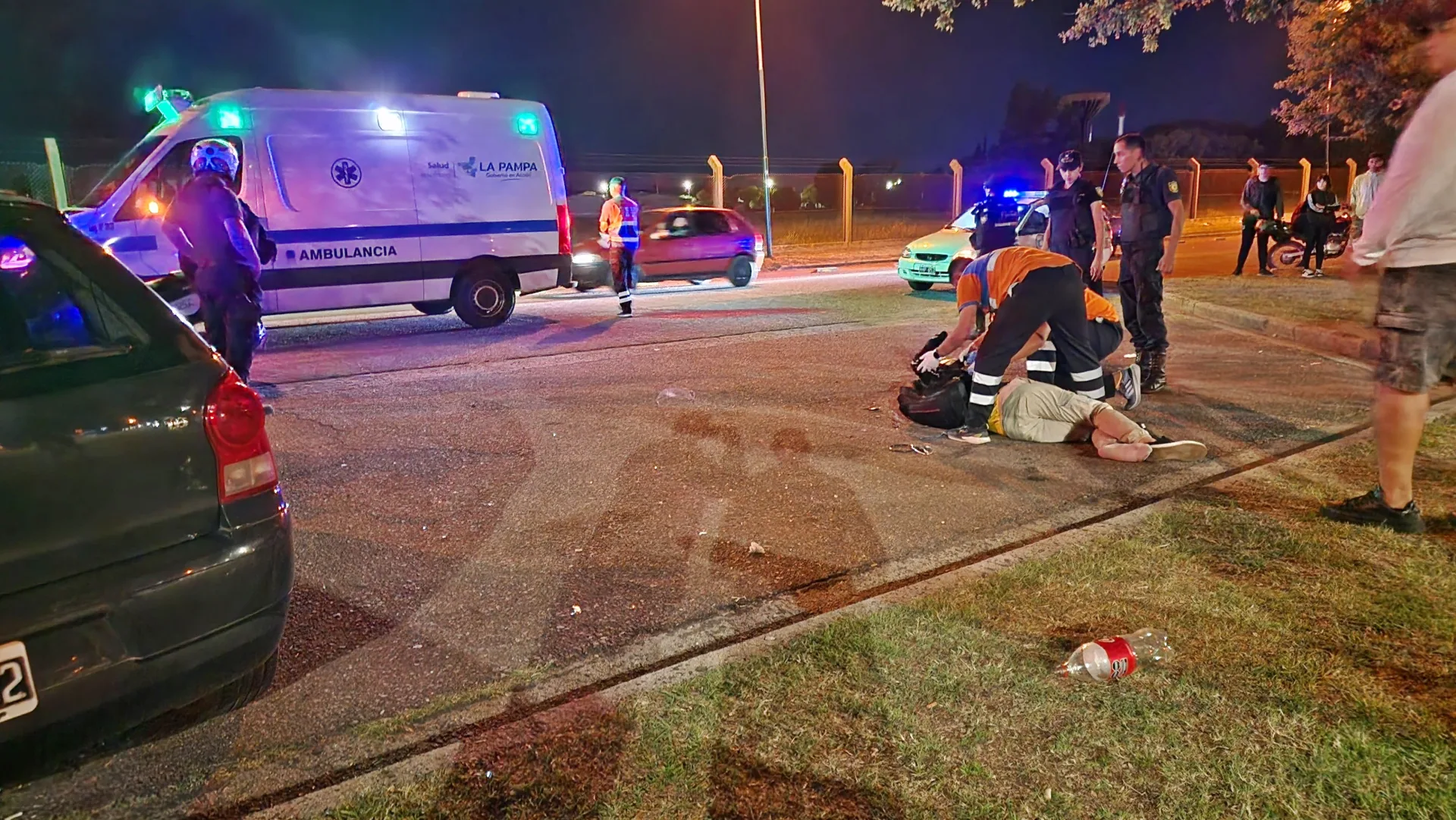 Joven motociclista perdió el control y golpeó contra un banco y un automóvil en Parque Belgrano
