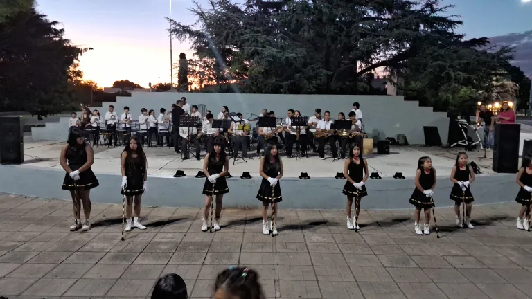 Celebración Cultural y Creativa: la muestra anual de talleres municipales brilló en el 128º aniversario de Intendente Alvear