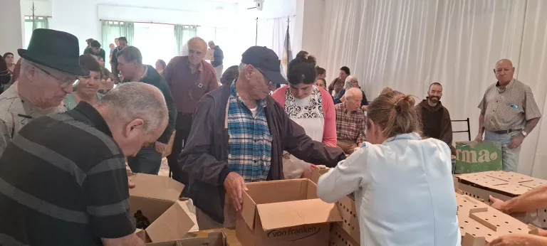 Intendente Alvear impulsa la avicultura: entregan 532 gallinas ponedoras y capacitan a criadores locales